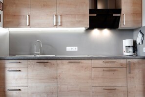 Fridge, oven, stovetop, dishwasher