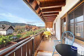 Outdoor dining - Apartment 'Panoramablick' with Mountain View, Shared Terrace and Wi-Fi (Haslach im Kinzigtal)