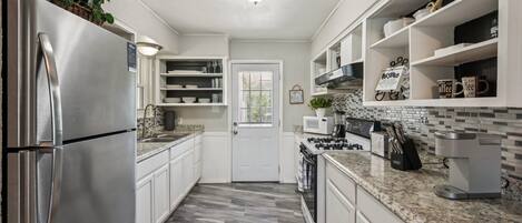 Kühlschrank, Mikrowelle, Ofen, Geschirrspüler