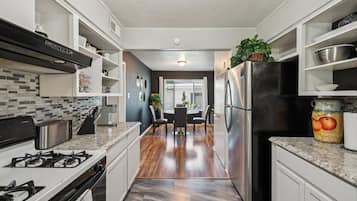 Réfrigérateur, micro-ondes, four, lave-vaisselle