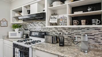 Een koelkast, een magnetron, een oven, een vaatwasser