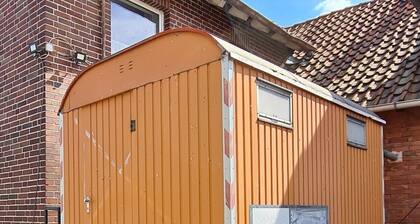 Bauwagen auf dem Bauernhof im Weserbergland