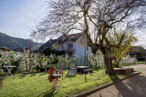 Children's area - Apartment 'Hirschblick' with Mountain View, Shared Terrace and Wi-Fi (Haslach im Kinzigtal)