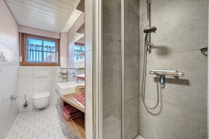 Shower, hair dryer, towels - Apartment 'Hirschblick' with Mountain View, Shared Terrace and Wi-Fi (Haslach im Kinzigtal)
