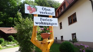 A signpost with 'Obstverkauf' and 'Ferienwohnungen' indicating fruit sales and holiday rentals. - Apartment 'Hirschblick' with Mountain View, Shared Terrace and Wi-Fi (Haslach im Kinzigtal)