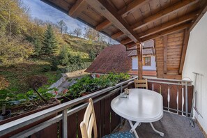 Outdoor dining - Apartment 'Hirschblick' with Mountain View, Shared Terrace and Wi-Fi (Haslach im Kinzigtal)