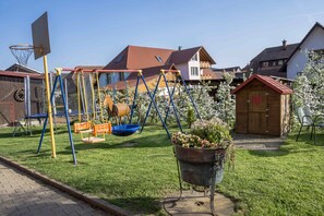 Children's area - Apartment 'Hirschblick' with Mountain View, Shared Terrace and Wi-Fi (Haslach im Kinzigtal)