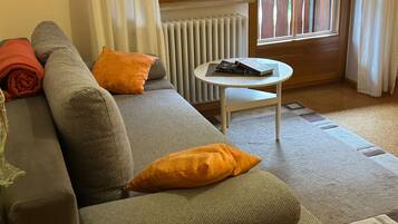 Fernseher, Tischtennisplatte, Stereoanlage