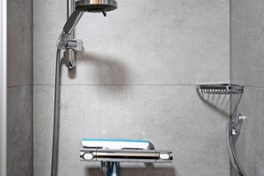 Shower, hair dryer, towels - Apartment 'Hirschblick' with Mountain View, Shared Terrace and Wi-Fi (Haslach im Kinzigtal)