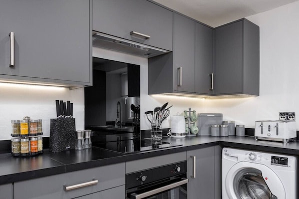 Jääkaappi, mikroaaltouuni, uuni, liesi