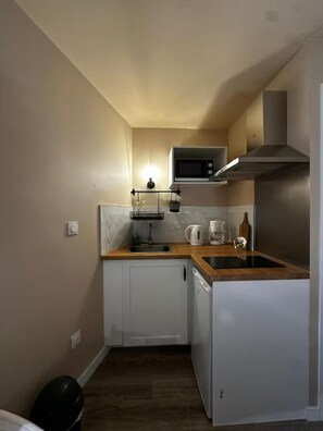 Private kitchen - Studio 5 "Aux volets bleus" Cosy studio at the foot of the Pyrenees (Aulus-les-Bains)