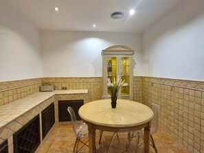 Dining - Apartment 'En Puerto Banús' with Shared Pool, Wi-Fi and Air Conditioning (Marbella)