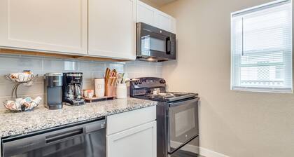 Walking Distance to Downtown Wichita - In Unit W/D!