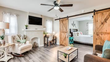 1 sovrum, skrivbord, strykjärn/strykbräda och gratis wi-fi