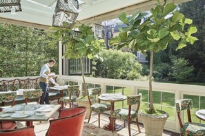 Outdoor dining - Goring Hotel (London)