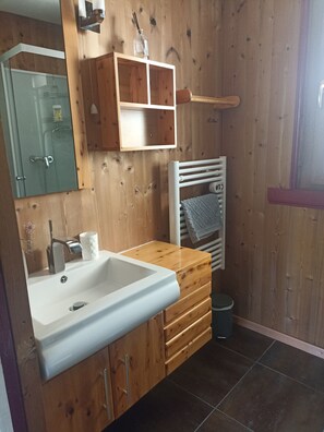 Dusche, Haartrockner, HandtĂŒcher, Seife