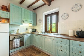 ثلاجة، ميكروويف، فرن، موقد طهي مسطح