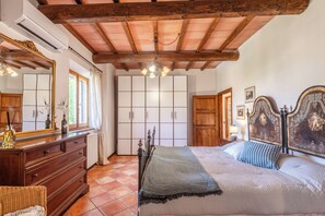 2 عدّة غرف نوم ومكواة/لوح كي وواي فاي وملاءات أسرّة