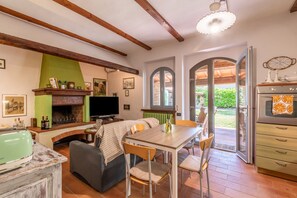 Dining - Apartment 'Volpe' with Private Pool, Wi-Fi and Air Conditioning (San Gimignano)
