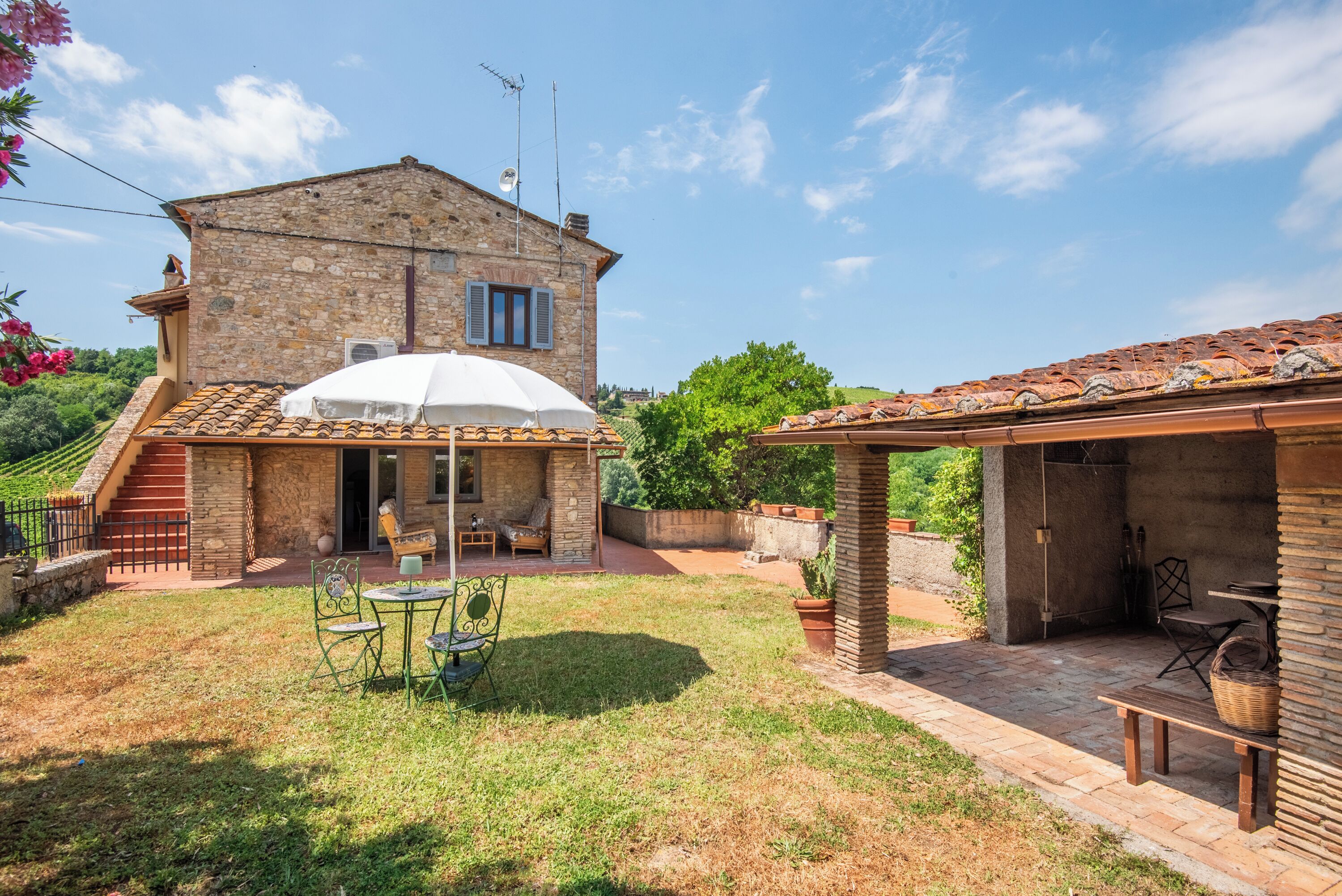 屋外ダイニングエリア