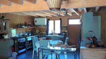 Fridge, oven, stovetop, coffee/tea maker