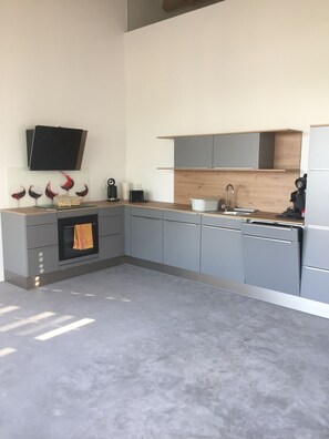 Ugn, spishäll, diskmaskin och kaffe- och tebryggare