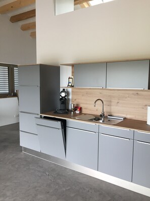 Un four, surface de cuisson, lave-vaisselle, cafetière-théière