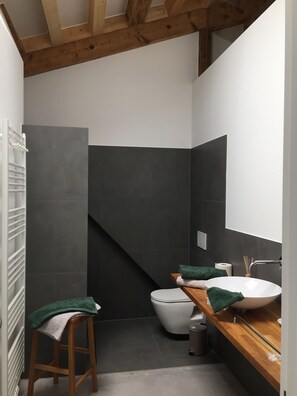 Douche, sèche-cheveux, serviettes fournies