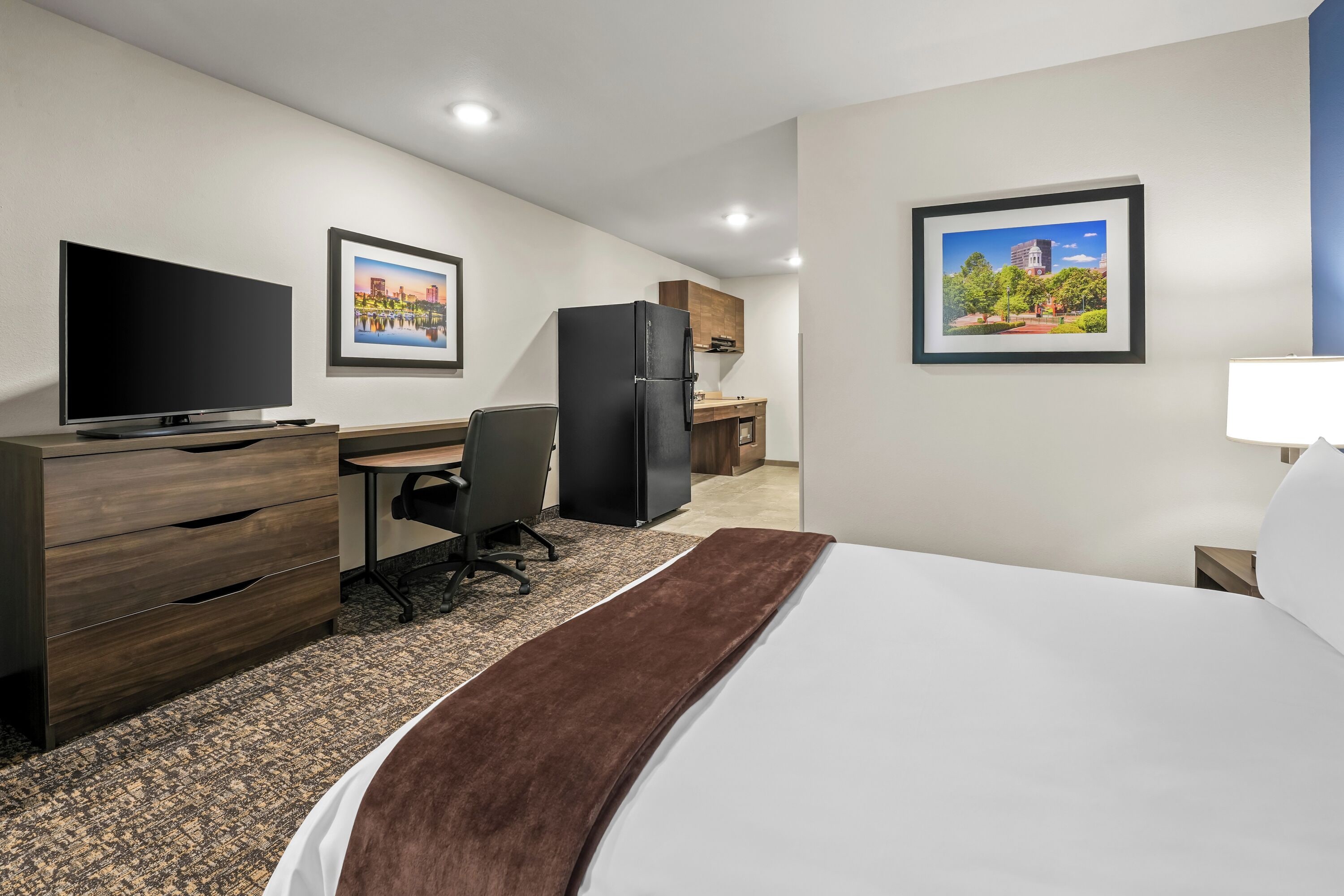 Escriptori, espai de treball apte per a portàtils i cortines opaques 