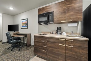 Grand réfrigérateur, micro-ondes, plaque de cuisson