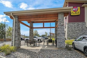 Outdoor dining - My Place Hotel Augusta GA (Augusta)