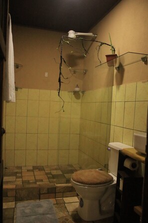 Bathroom - Cabaña Luculuc Garden & Forest (La Tigra)