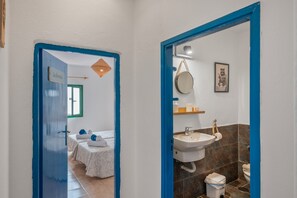 Een douche, een haardroger, handdoeken