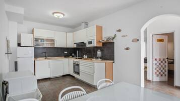 Frigorífico, microondas, horno y placa de cocina