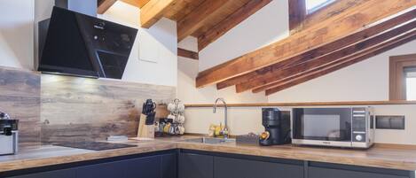 Frigorífico, microondas, horno y lavavajillas