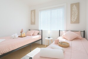 Iron/ironing board, free WiFi - New Build Smart Home 3 Bedroom (Sunnyvale)