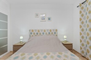 Room - Vacation Apartment 'Orlando' with Sea View, Shared Pool and Wi-Fi (Costa Adeje)