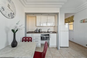 Private kitchen - Vacation Apartment 'Orlando' with Sea View, Shared Pool and Wi-Fi (Costa Adeje)