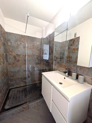 Dusche, Haartrockner, Toilettenpapier
