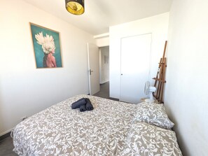 2 chambres, bureau, fer et planche à repasser, accès au Wi-Fi (inclus)