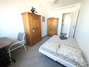 2 chambres, bureau, fer et planche à repasser, accès au Wi-Fi (inclus)
