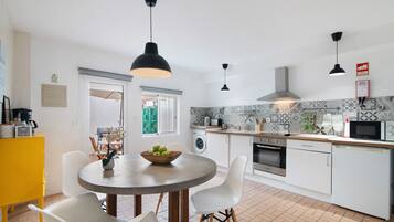 Een koelkast, een magnetron, een oven, een kookplaat