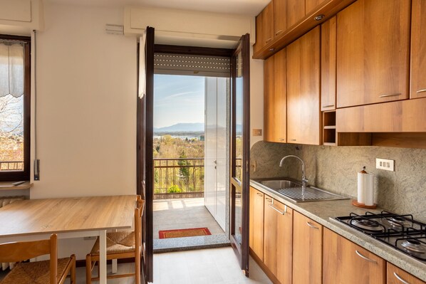 Réfrigérateur, micro-ondes, plaque de cuisson, cafetiÚre/bouilloire