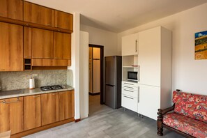 R�éfrigérateur, micro-ondes, plaque de cuisson, cafetière/bouilloire