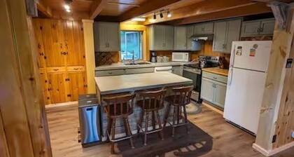 Spacious 5-bedroom cabin in charming Chester