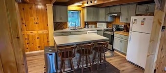 Spacious 5-bedroom cabin in charming Chester