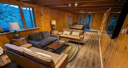 Spacious 5-bedroom cabin in charming Chester