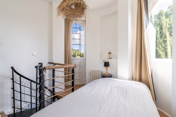 1 bedroom, bed sheets