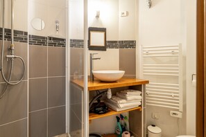 Chuveiro, secador de cabelo, toalhas de banho 