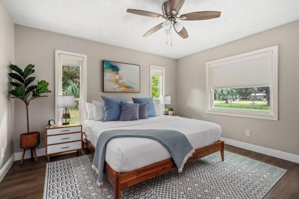 2 bedrooms, desk, iron/ironing board, travel crib